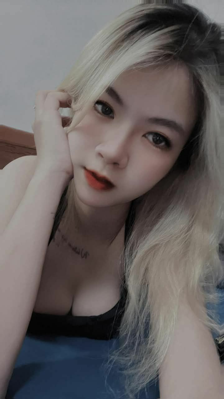 Em thư ký tuổi teen tỏ tình với anh cấp trên tốt bụng trong chuyến công tác